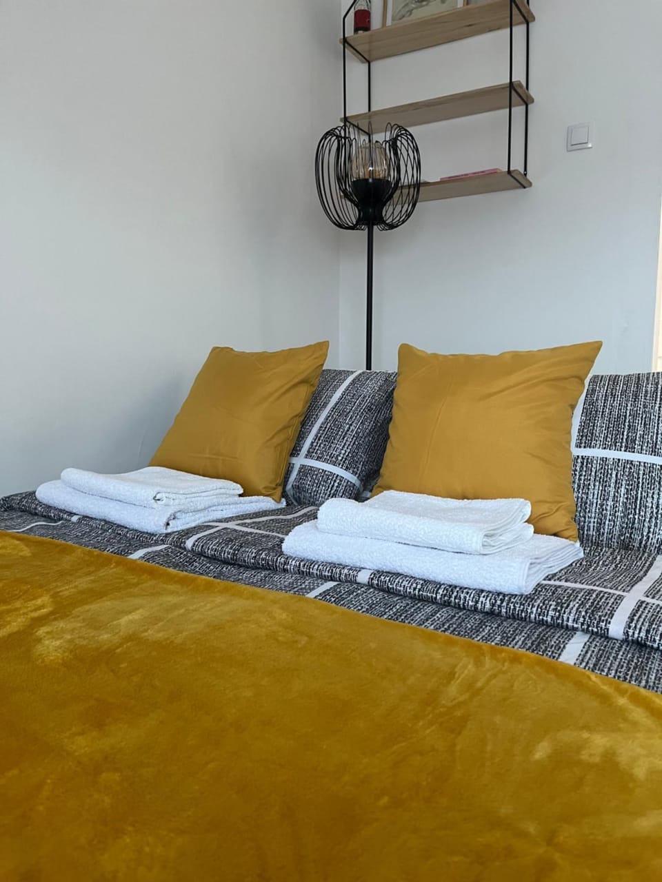 Bed, towels