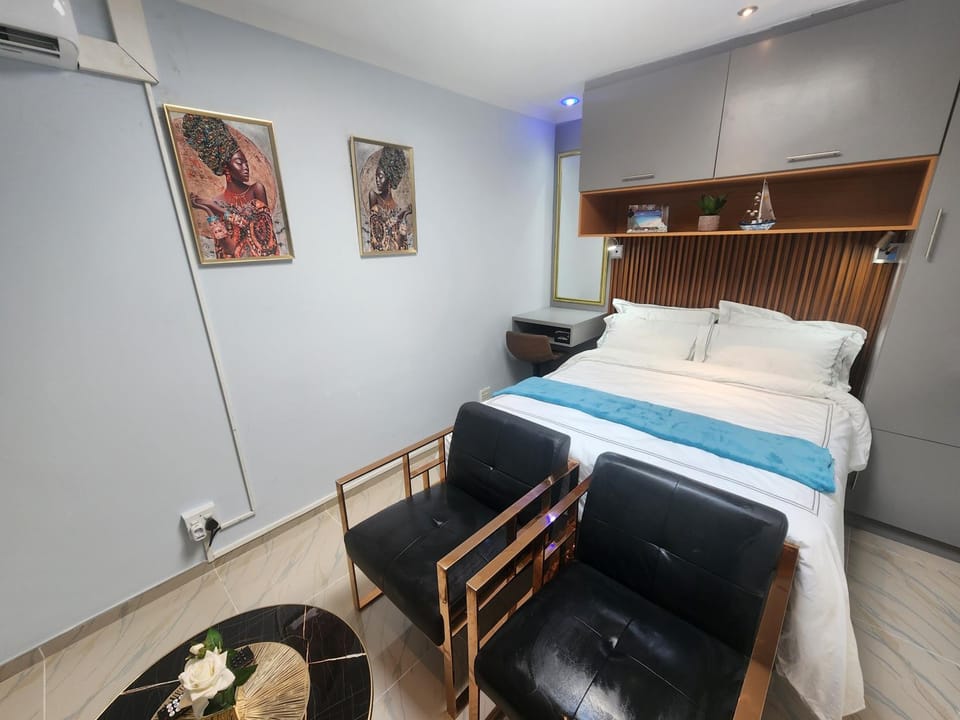 Bed, Seating area, Bedroom, air conditioner