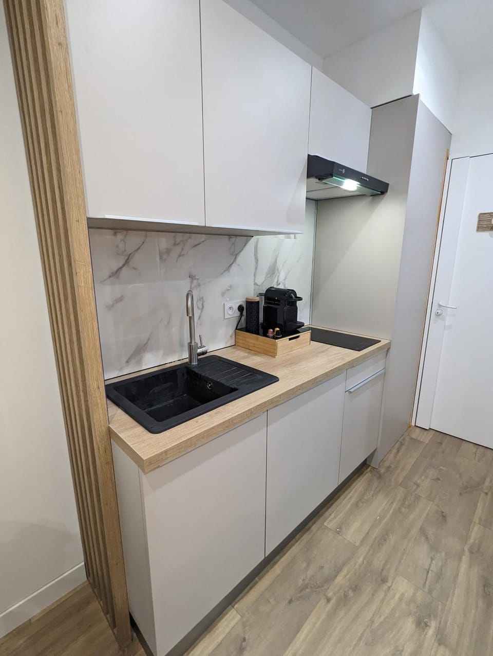 Kitchen or kitchenette, minibar, stove