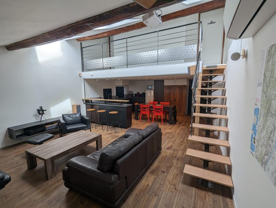 Living room, Seating area, internet