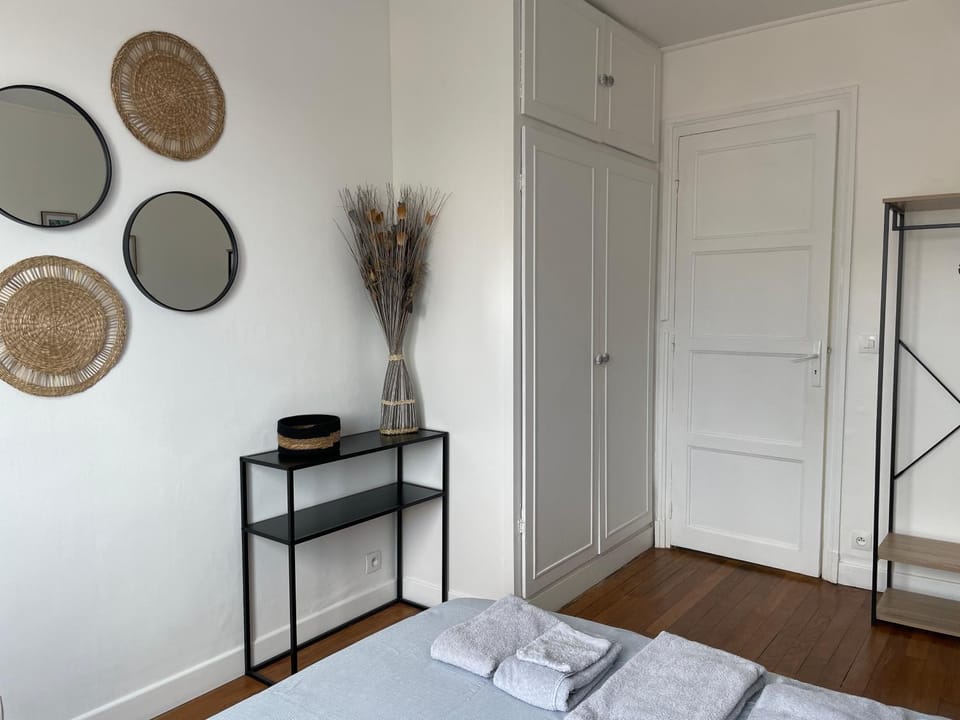 Photo of the whole room, Bedroom, storage