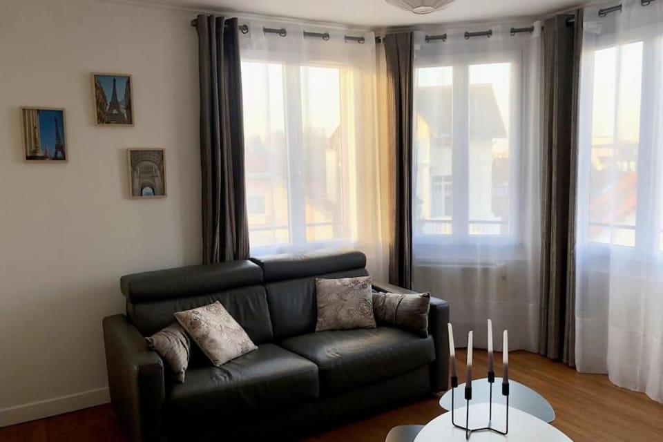 Bed, Living room, Seating area