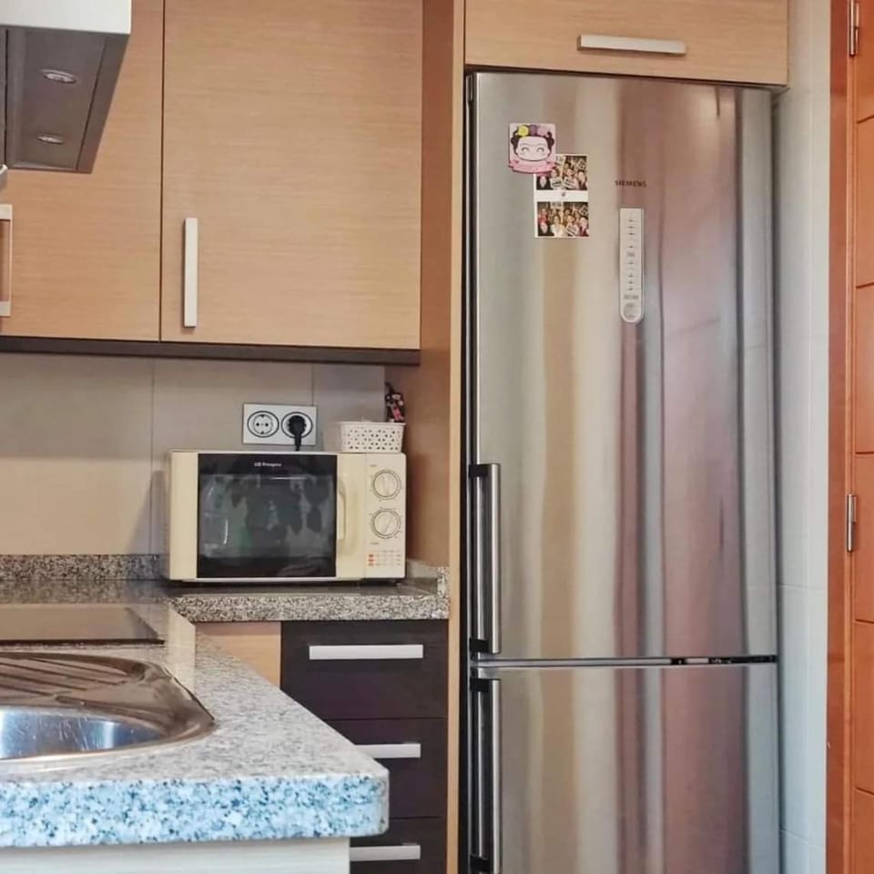 Kitchen or kitchenette, minibar, stove