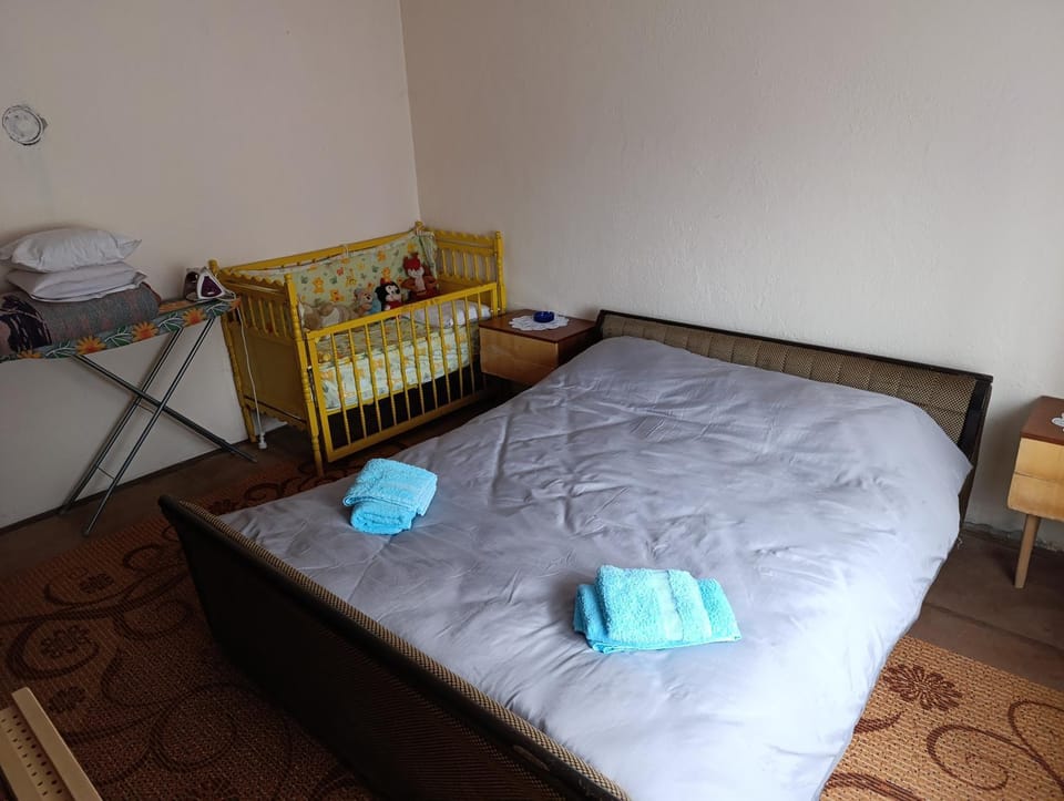 Bedroom, cot