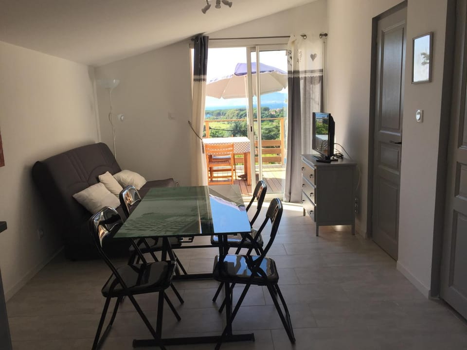 Patio, Living room