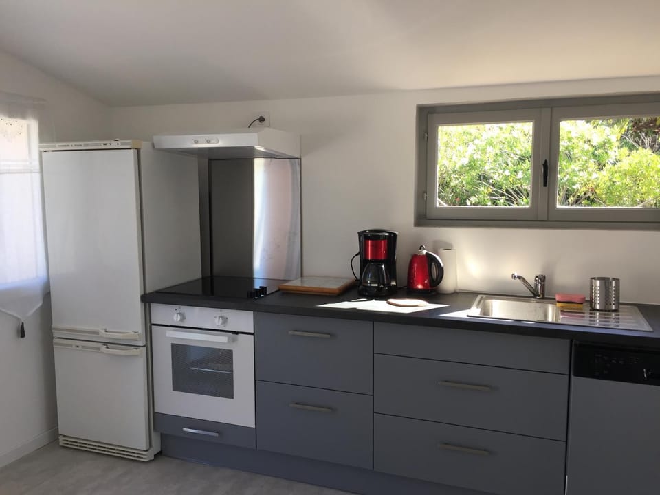 Coffee/tea facilities, Kitchen or kitchenette, dishwasher, oven, stove