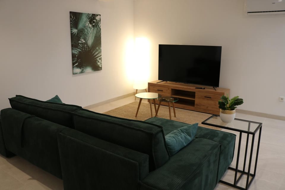 Communal lounge/ TV room, TV and multimedia, Living room, Seating area, Evening entertainment