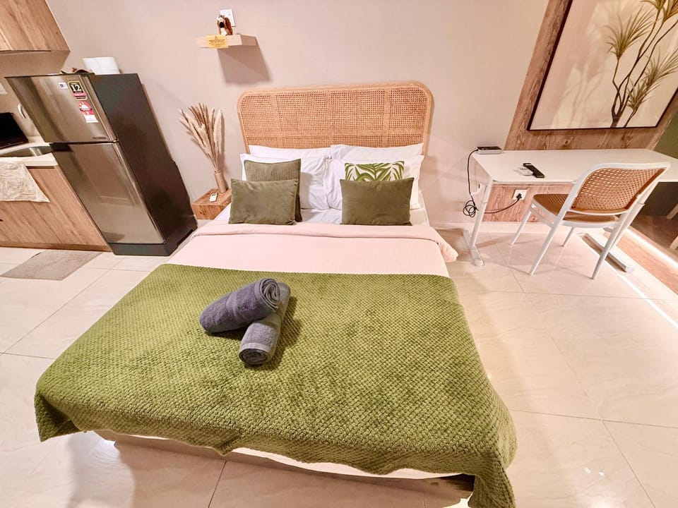 Bed, Photo of the whole room, Seating area, Bedroom, towels, wardrobe