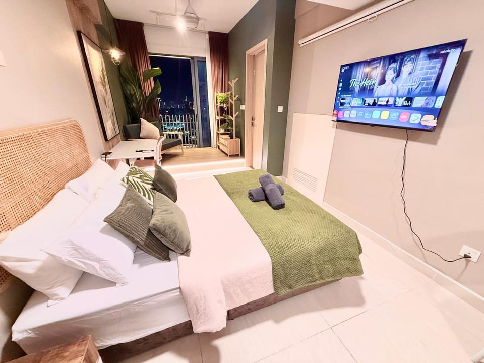 Communal lounge/ TV room, Bed, TV and multimedia, Photo of the whole room, Seating area, Evening entertainment, Bedroom, towels, air conditioner