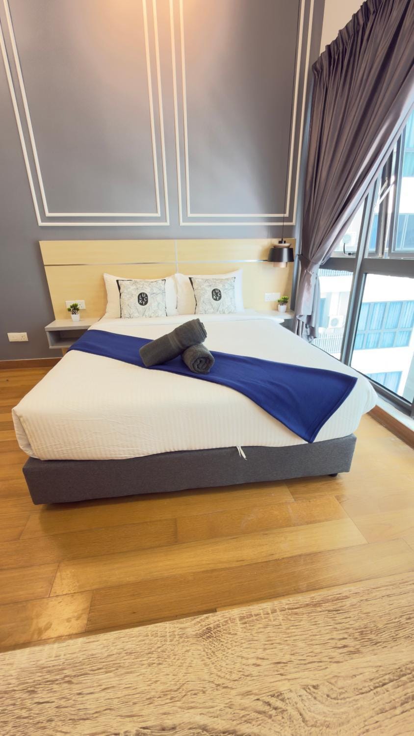 Bed, Photo of the whole room, Seating area, Bedroom