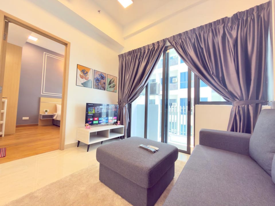 Communal lounge/ TV room, TV and multimedia, Living room, Seating area, Evening entertainment, City view