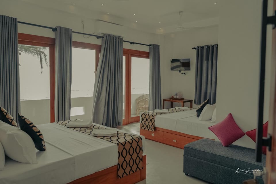 Bed, TV and multimedia, Living room, Photo of the whole room, Seating area, Bedroom