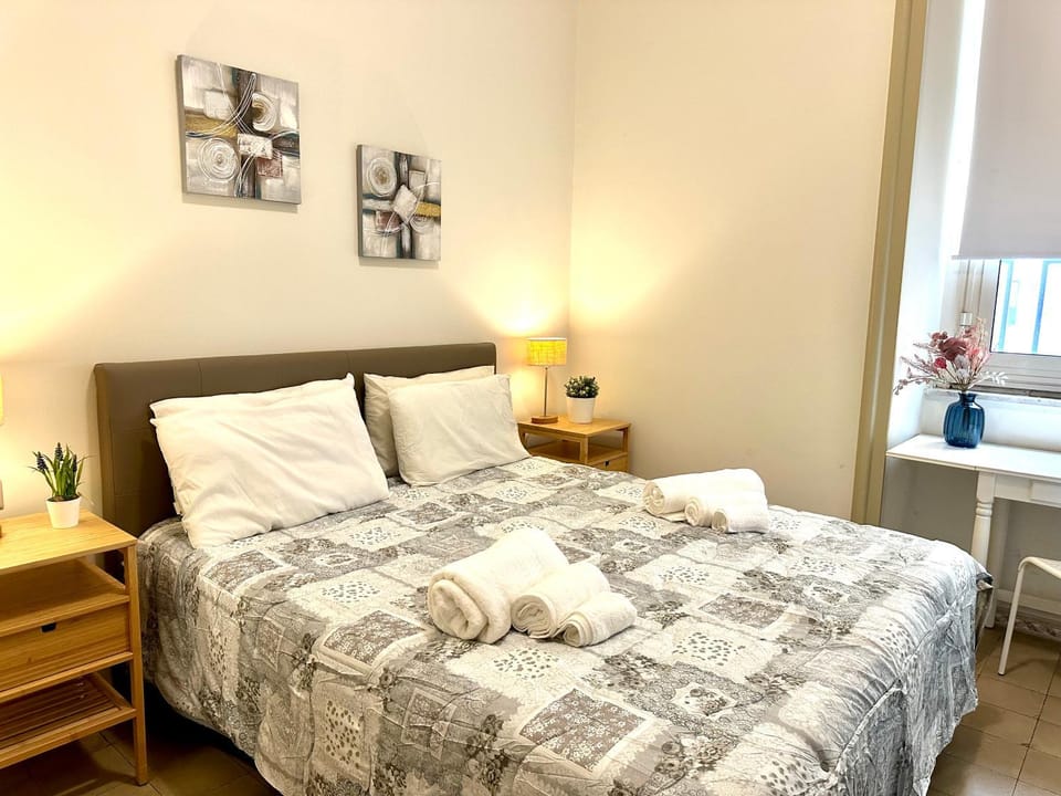 Bed, Photo of the whole room, Bedroom, towels