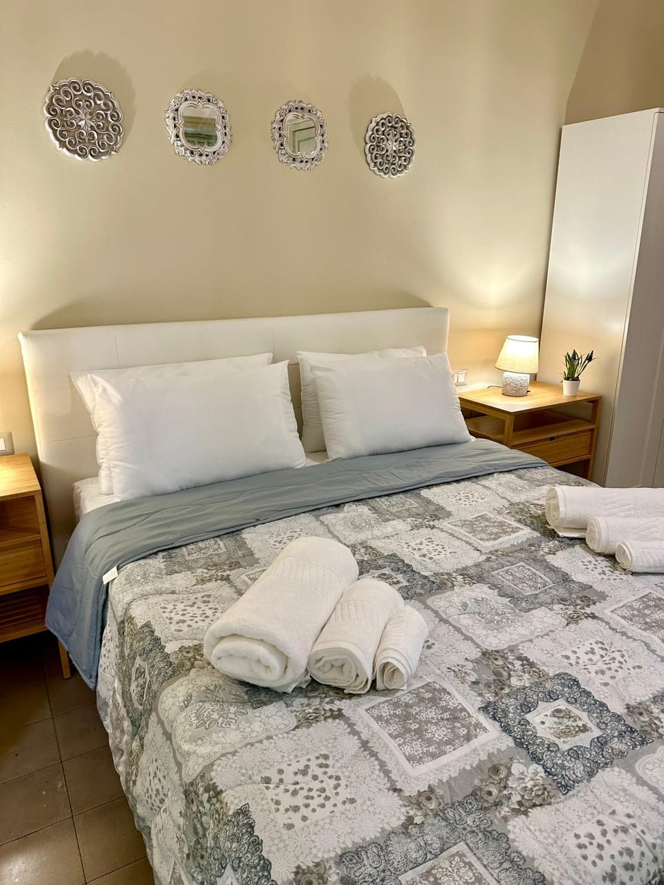 Bed, Photo of the whole room, Bedroom, towels