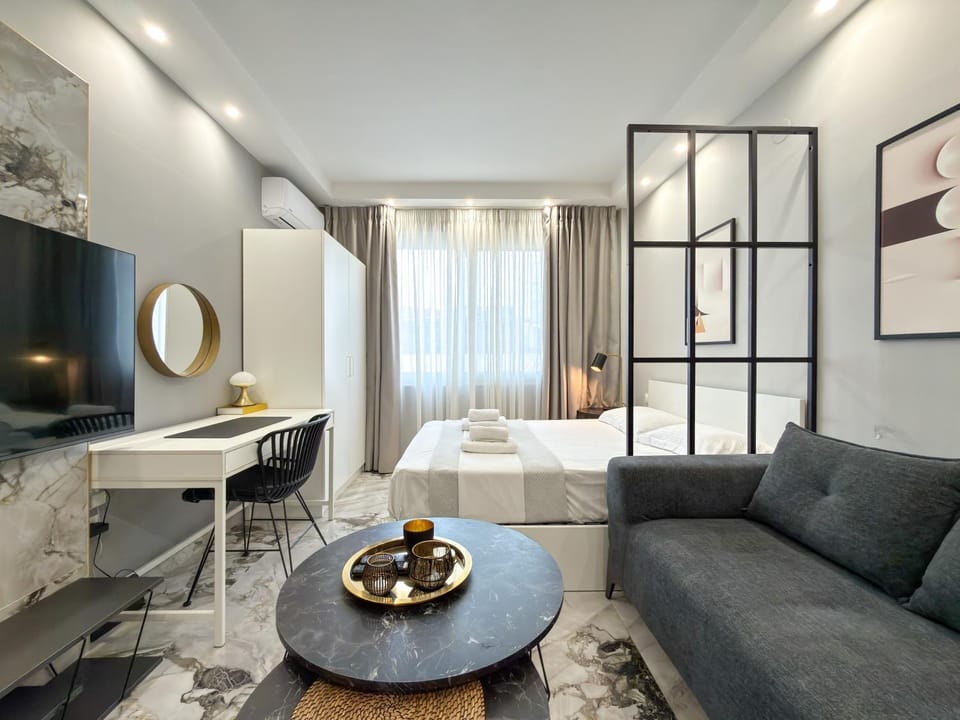 TV and multimedia, Seating area, air conditioner