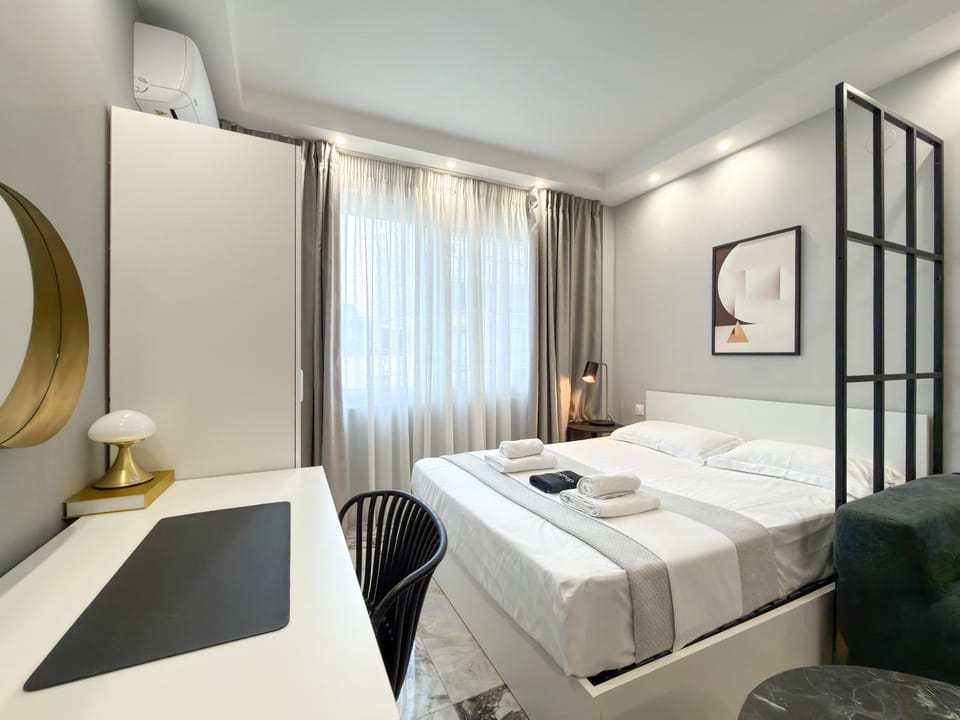 Bed, Photo of the whole room, towels, air conditioner