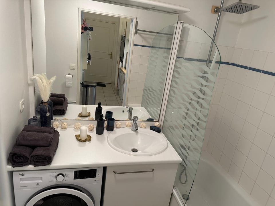 Shower, Bathroom, Bath, towels, washing machine