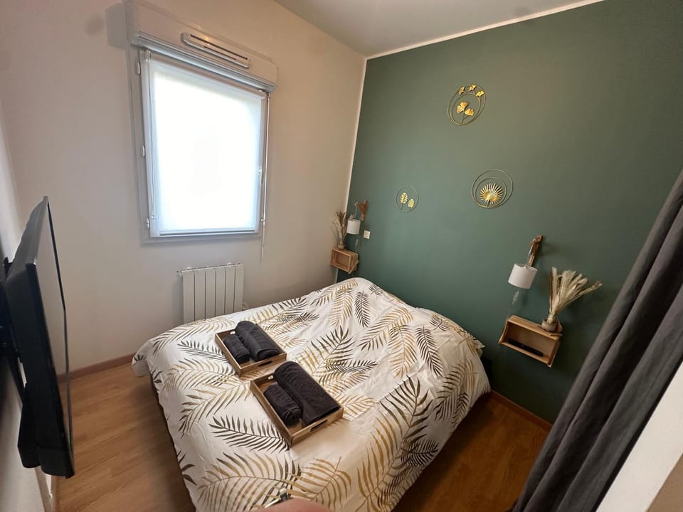 Bed, TV and multimedia, Photo of the whole room, Bedroom, towels