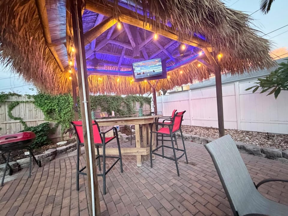Patio, Night, BBQ facilities, TV and multimedia, Lounge or bar, Seating area