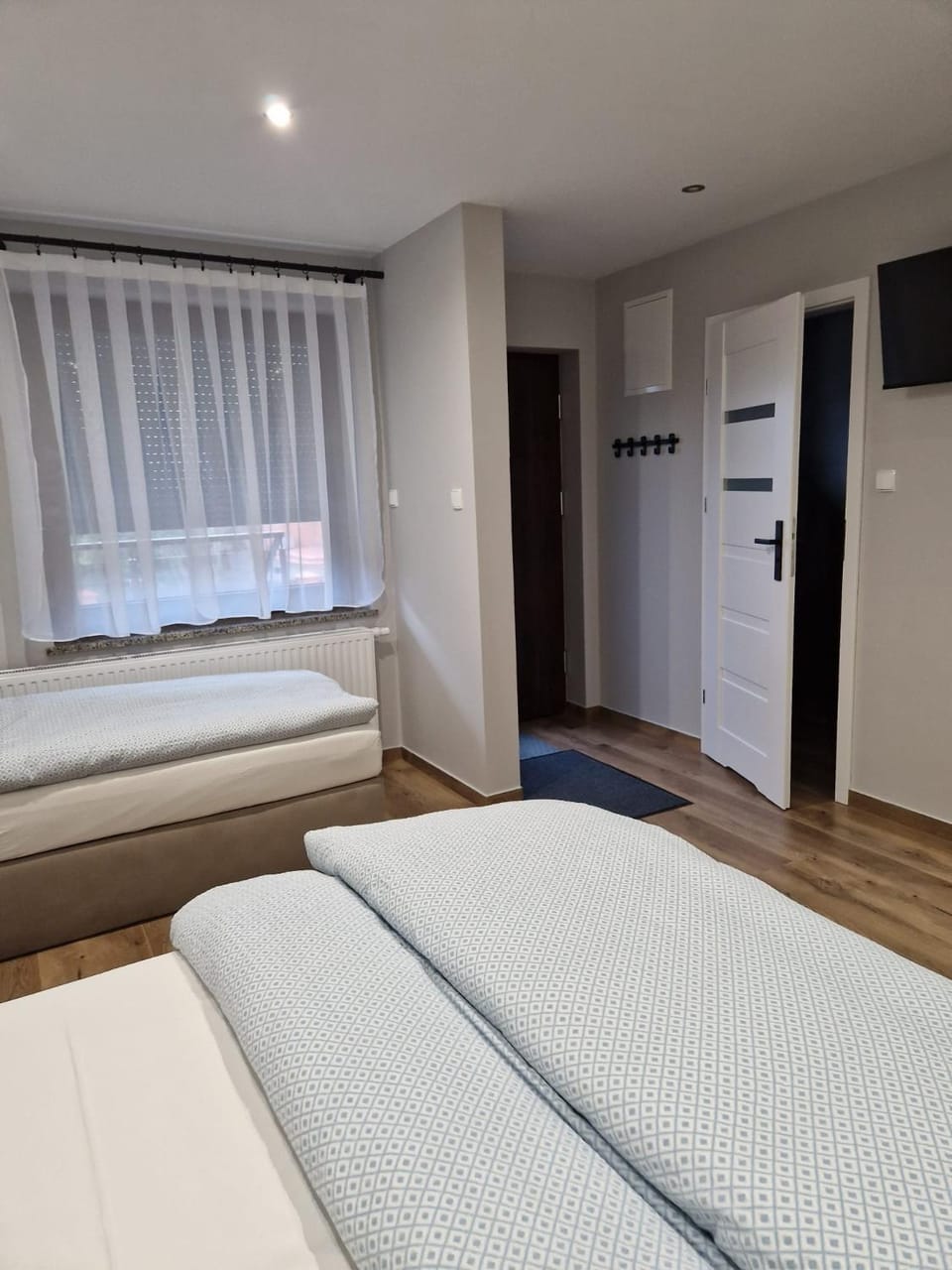 Bed, TV and multimedia, Photo of the whole room, Bedroom