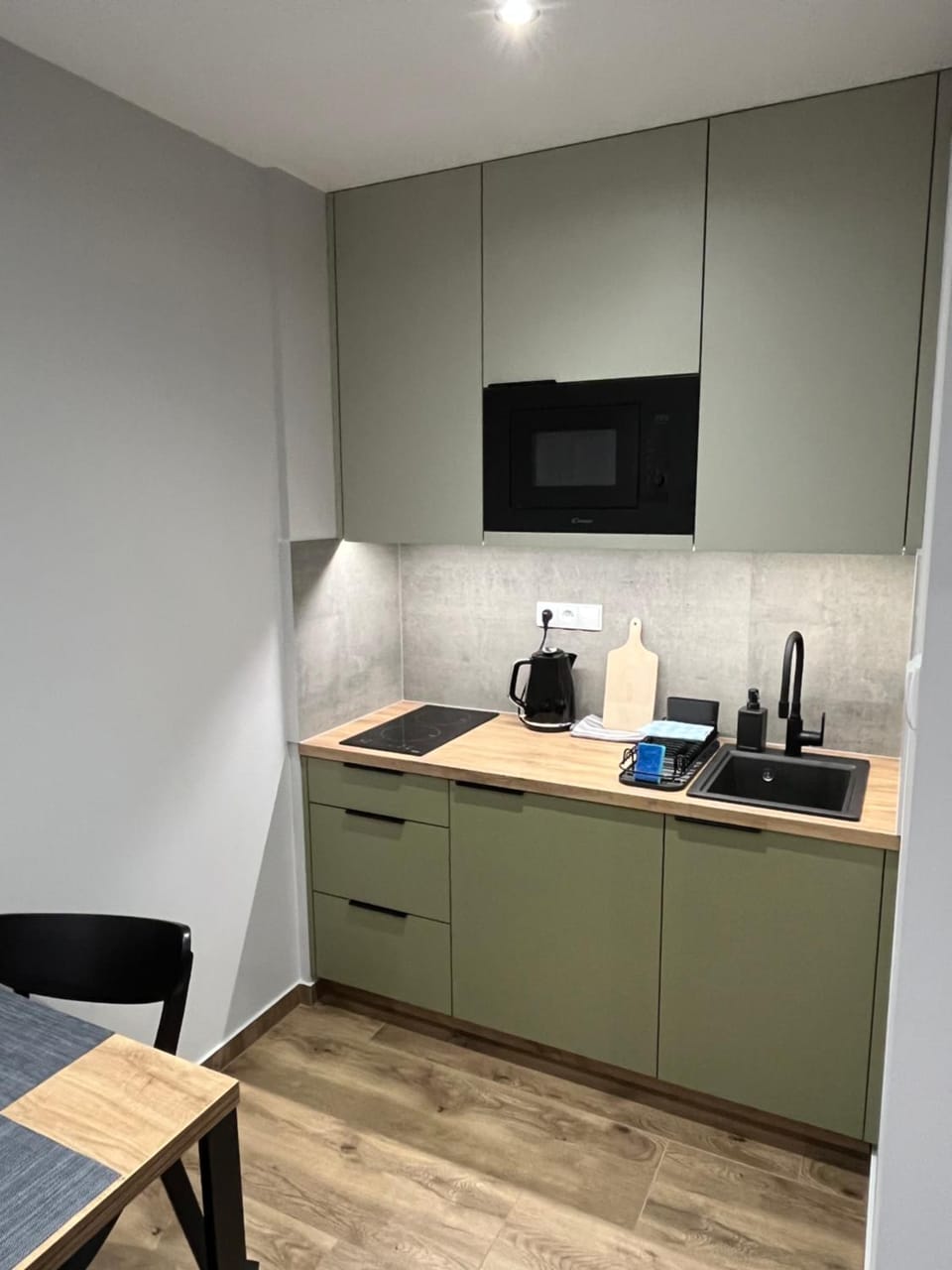 Kitchen or kitchenette, minibar, stove
