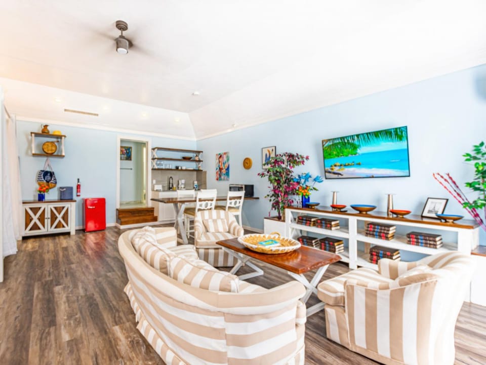 TV and multimedia, Kitchen or kitchenette, Seating area
