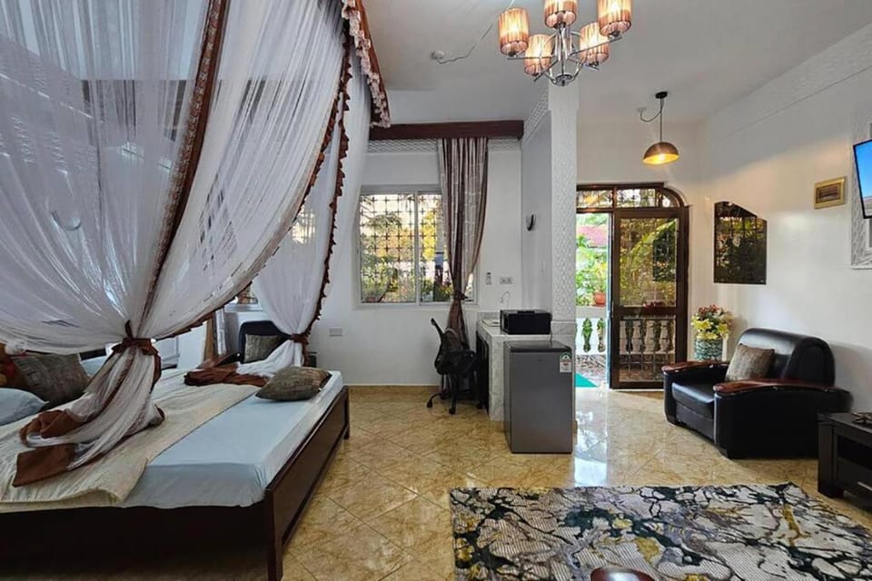 Photo of the whole room, furniture, safe