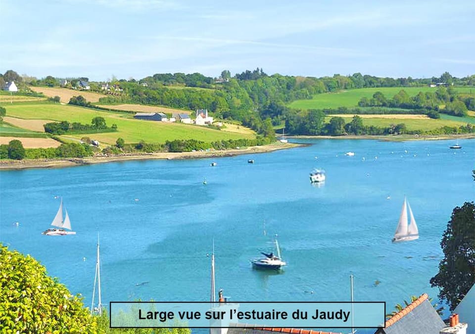 Gîte entre Paimpol Bréhat et Perros Guirec Côte de Granit Rose Vue terre mer House in Brittany