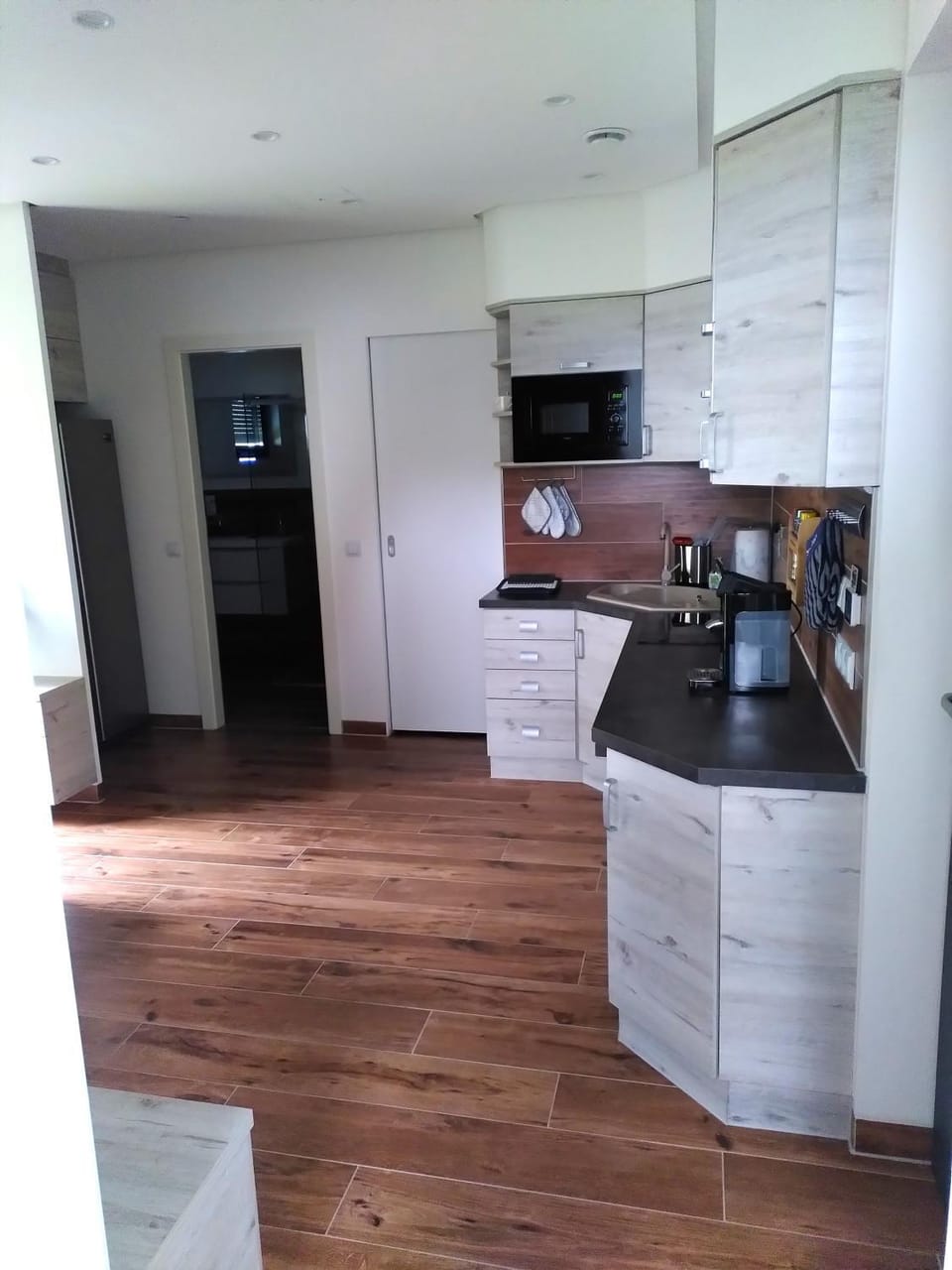 Coffee/tea facilities, Kitchen or kitchenette, oven, stove
