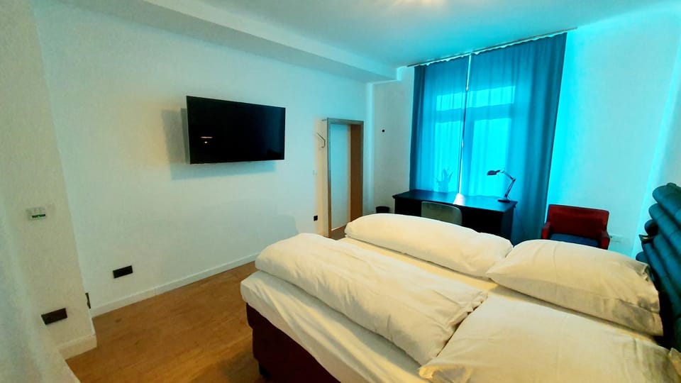 Bed, TV and multimedia, Photo of the whole room, Bedroom