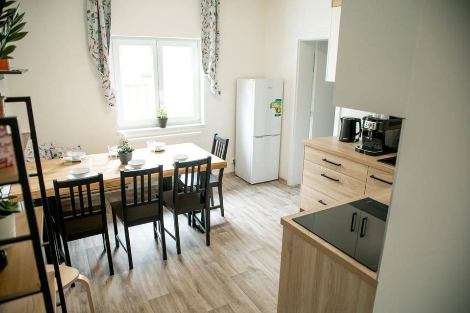 Coffee/tea facilities, Kitchen or kitchenette, Seating area, Dining area, stove