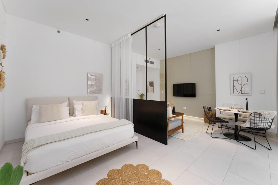 Bed, TV and multimedia, Photo of the whole room, Bedroom