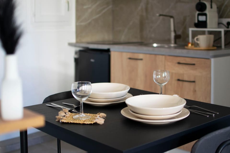 Kitchen or kitchenette, Dining area