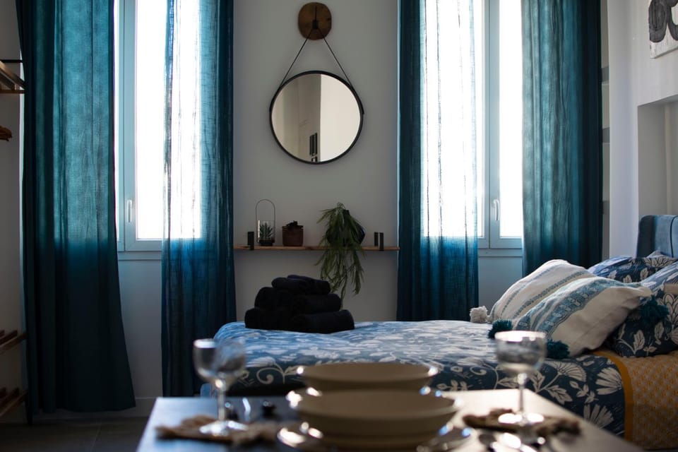 Bed, Living room, Photo of the whole room