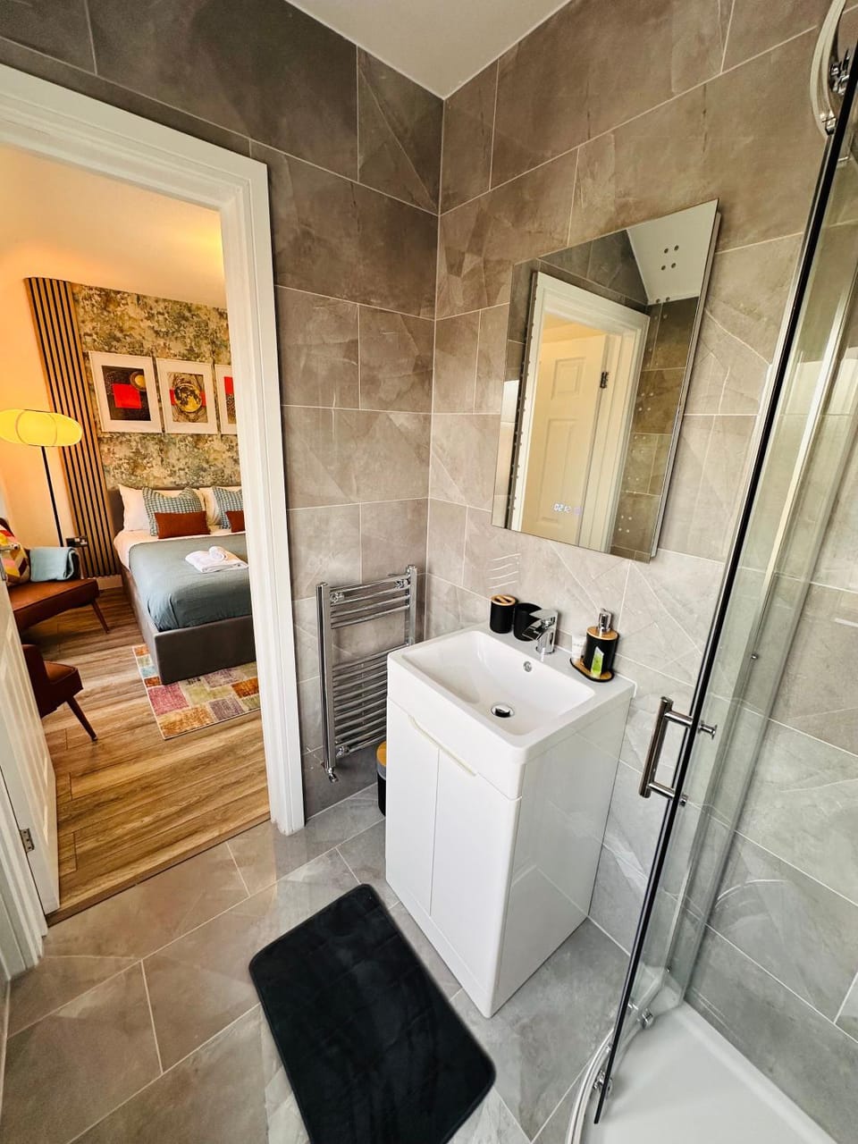 Spacious Private En-suite Room in Birmingham - Halesowen R3 Bed and Breakfast in Oldbury
