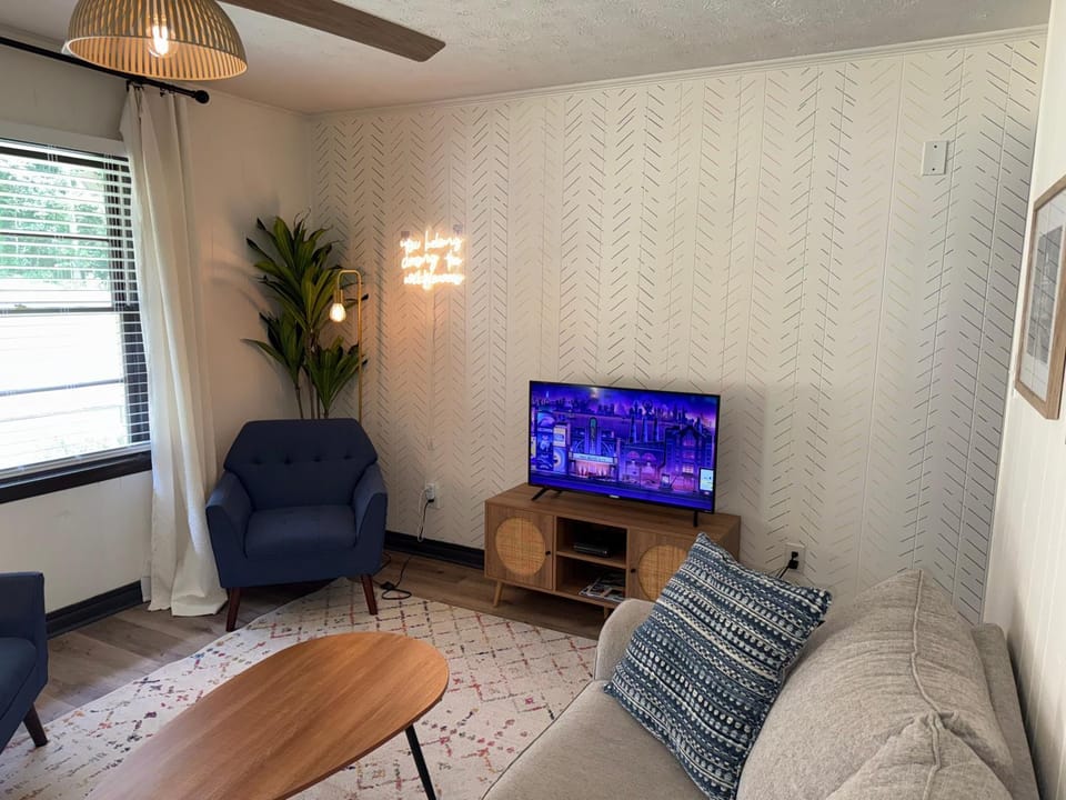 The Eclectic 1/2 mi from square Apartment in Covington