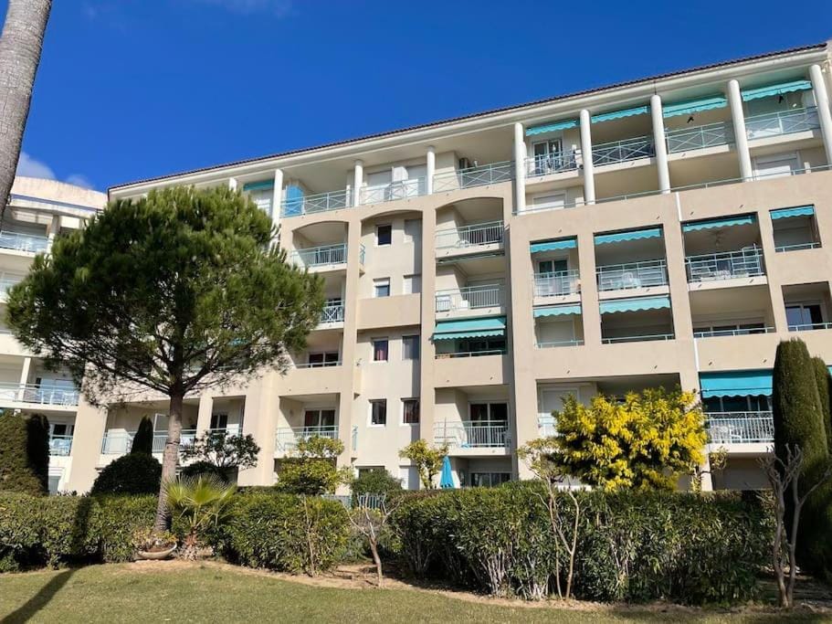 Appartement vue mer/piscine-Les pins bleus Apartment in Antibes