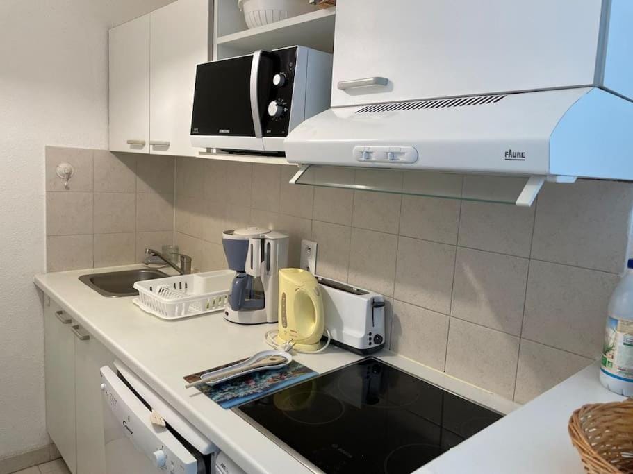 Appartement vue mer/piscine-Les pins bleus Apartment in Antibes