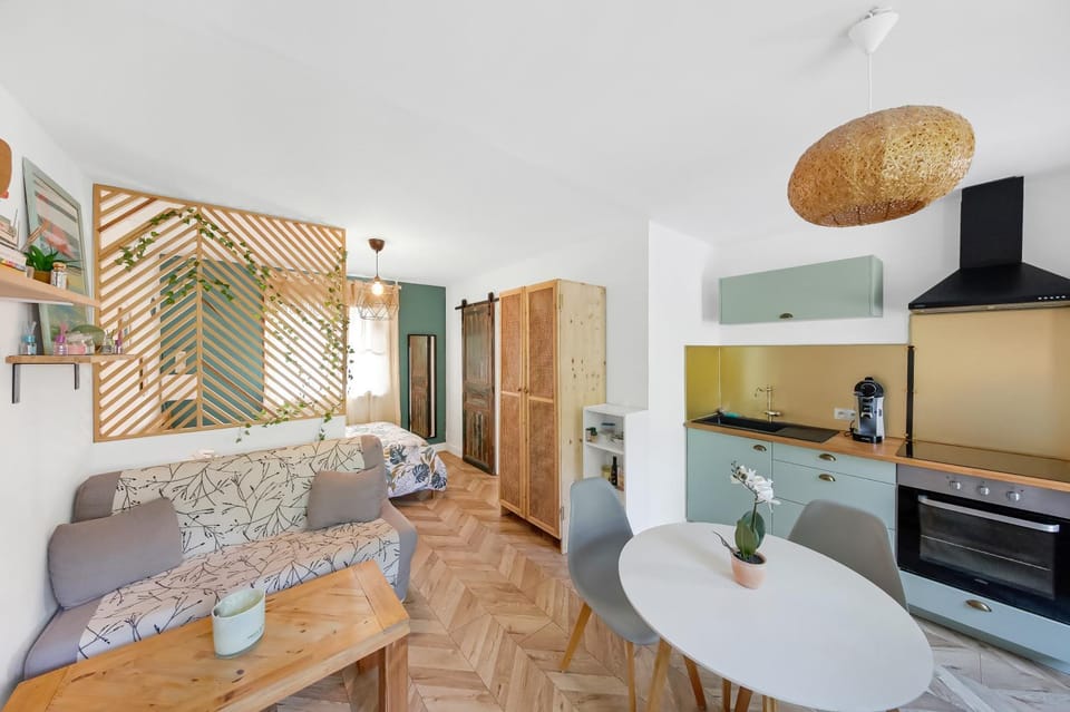 Bed, Kitchen or kitchenette, Photo of the whole room, Dining area, Bedroom, stove