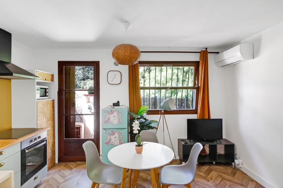 Kitchen or kitchenette, Seating area, stove, air conditioner