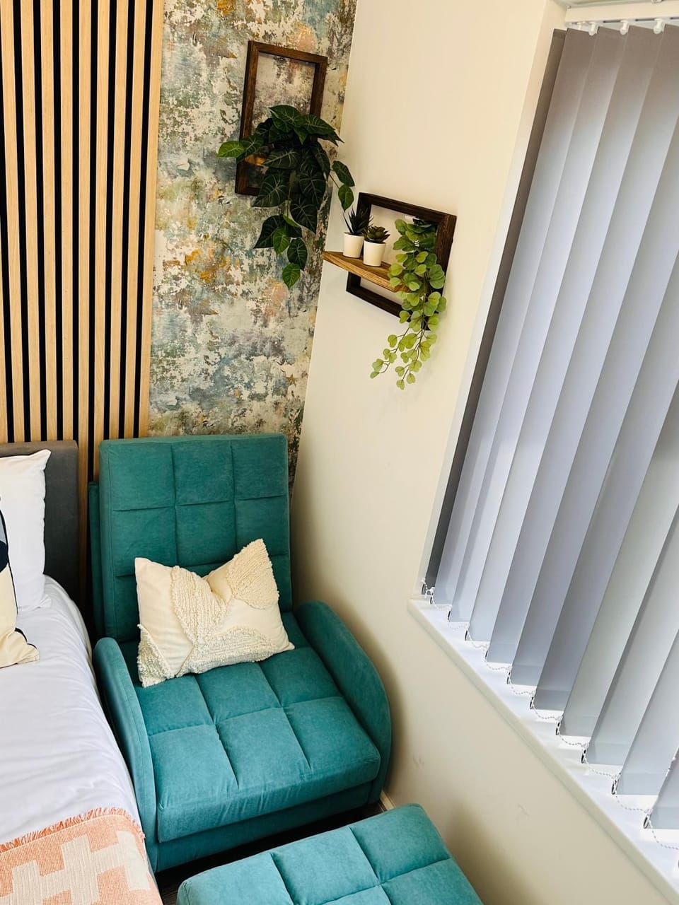 Cosy En-Ensuite Private Room with own Kitchenette in Birmingham - Halesowen R2 Bed and Breakfast in Oldbury