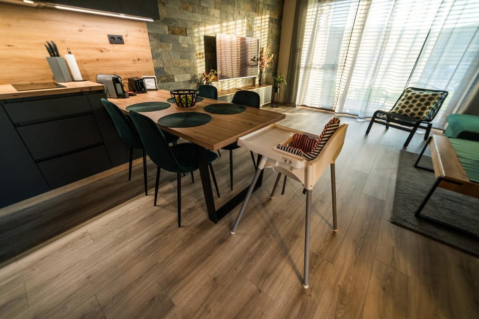 Kitchen or kitchenette, Dining area