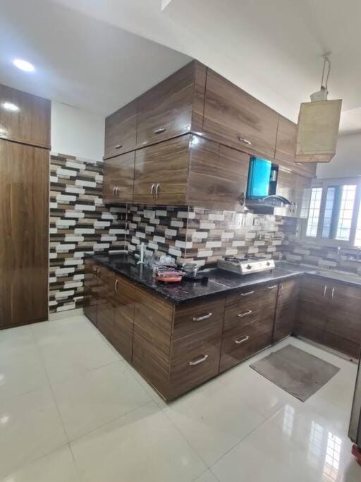 Kitchen or kitchenette, minibar, stove