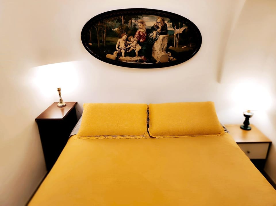 Bed, Photo of the whole room, Decorative detail, Landmark view