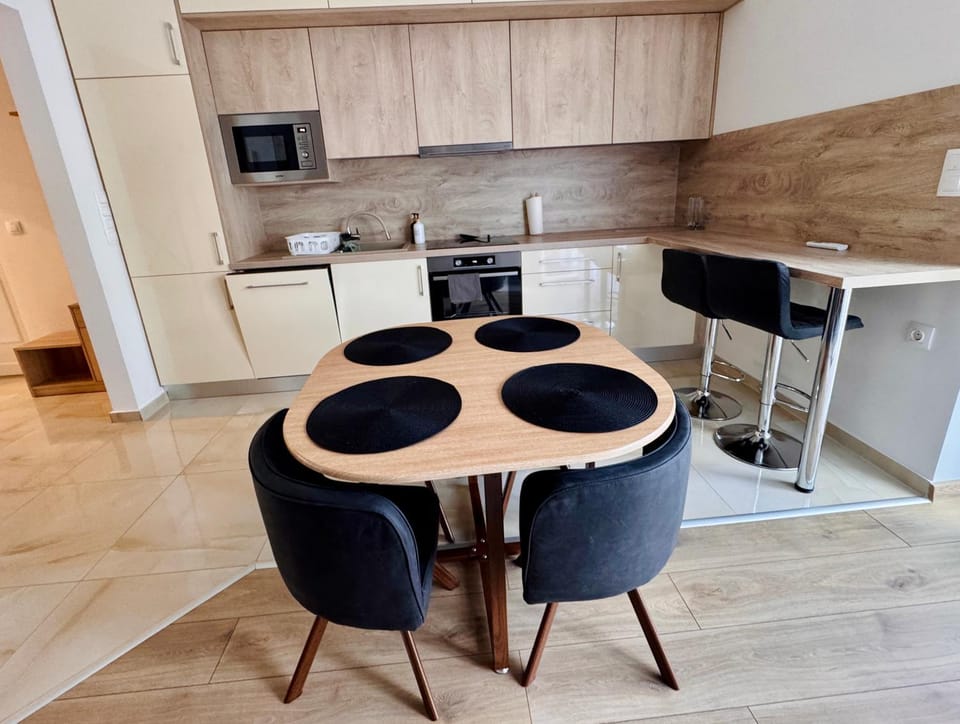 Dining area, kitchen