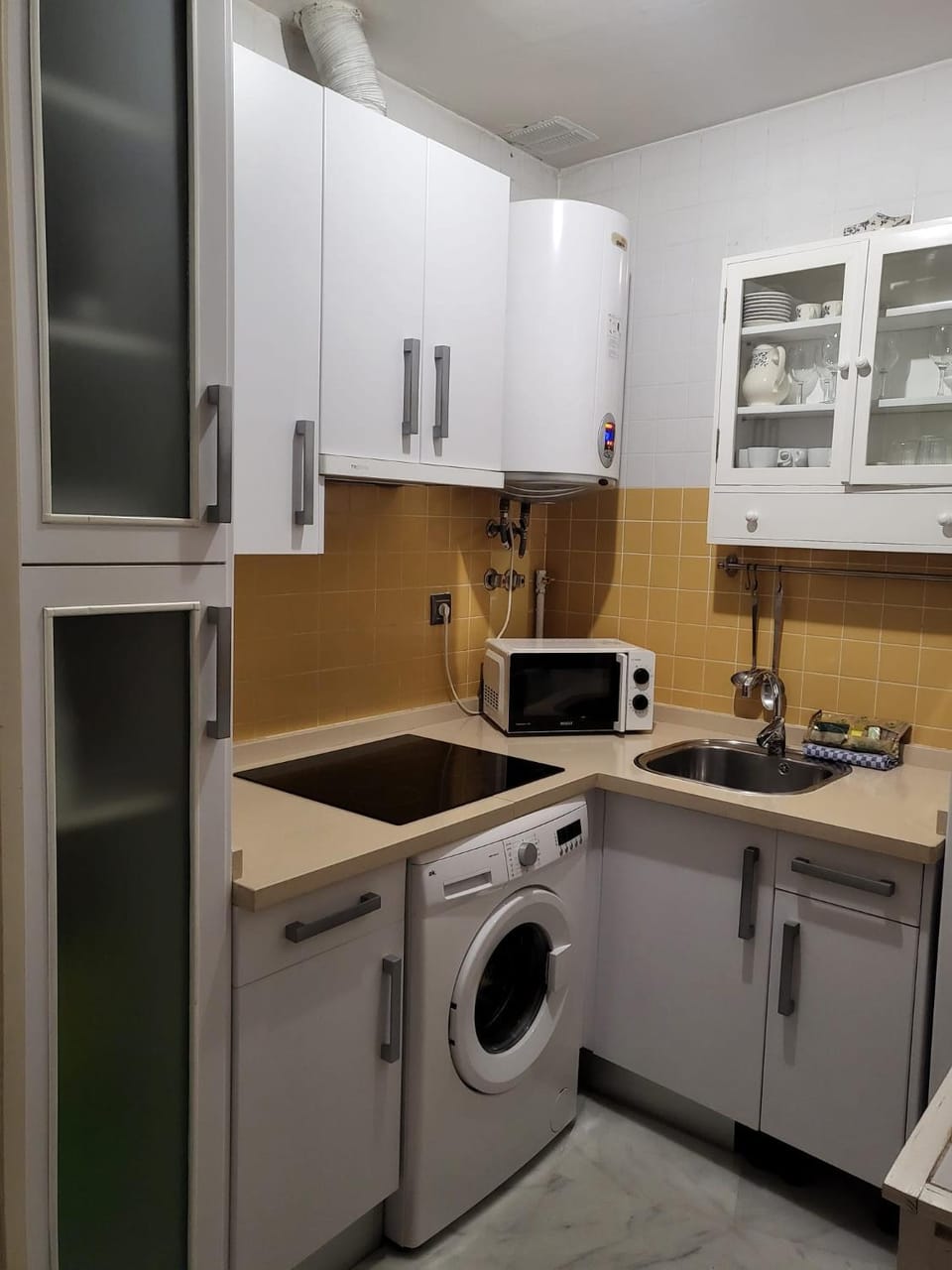 Kitchen or kitchenette, stove, washing machine