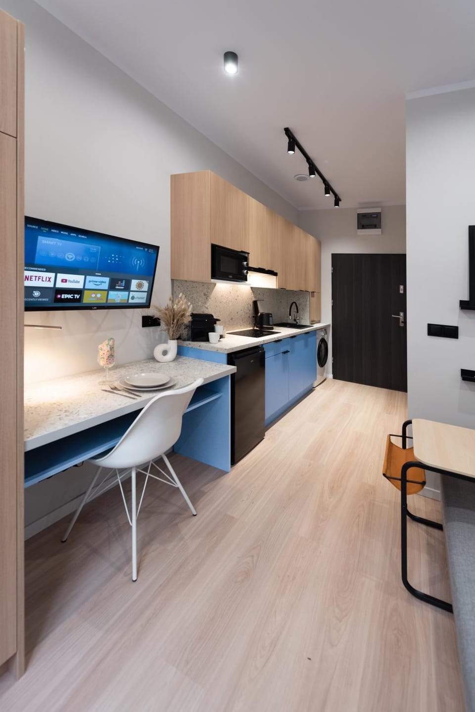 Kitchen or kitchenette, Dining area, minibar, stove