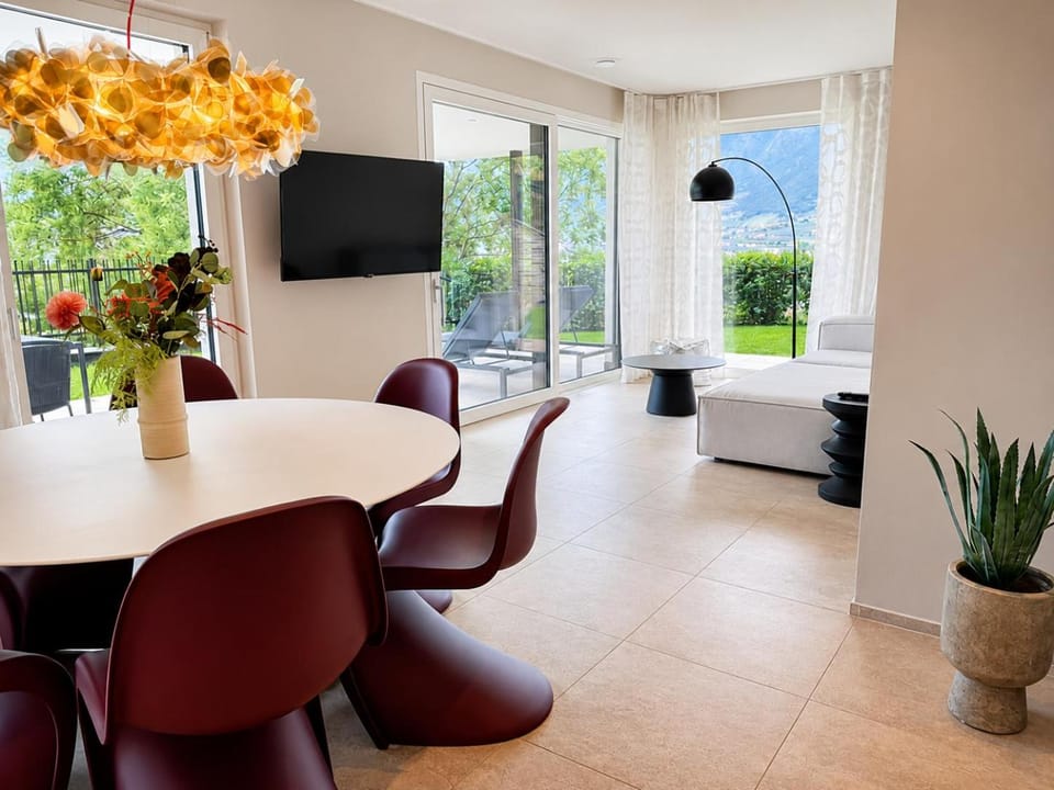 Living room, Dining area, Garden view