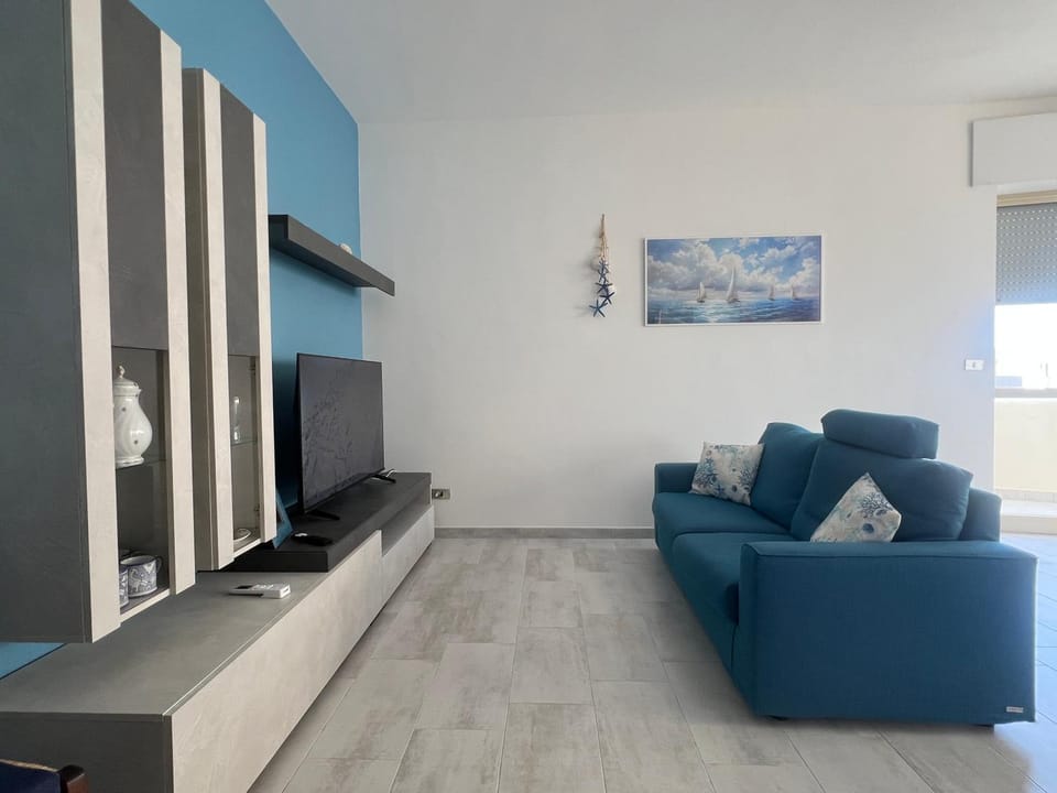 Communal lounge/ TV room, TV and multimedia, Living room, Seating area, Evening entertainment