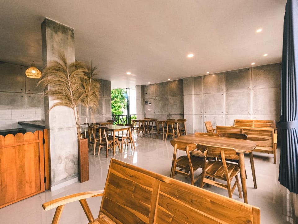 Restaurant/places to eat, Meeting/conference room, Breakfast